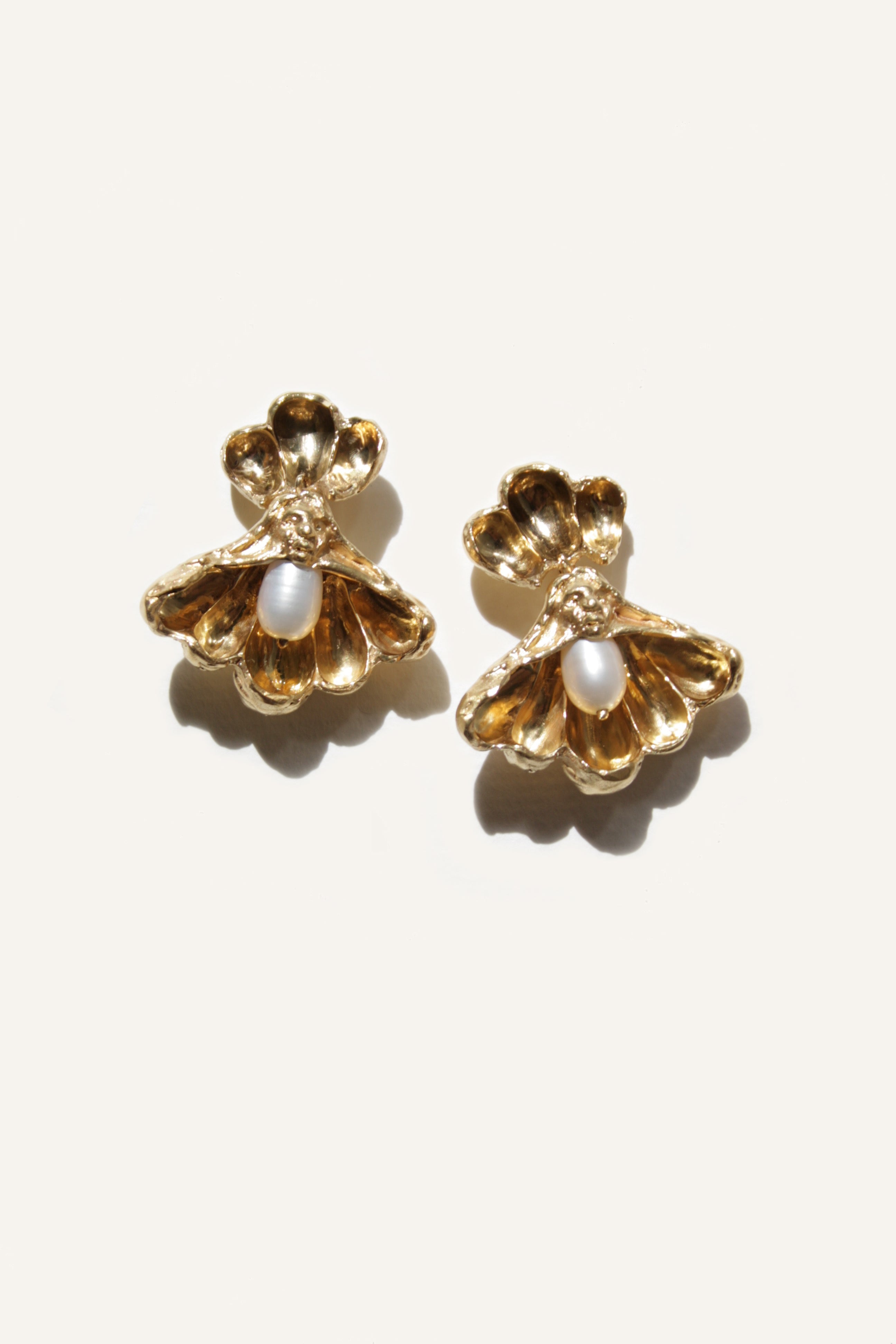 ETRUSCAN SHELL EARRINGS - MUTTER
